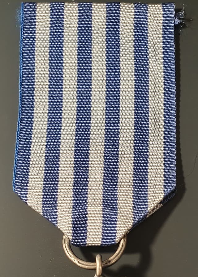 Wstążka krzyża wersji RP, taka sama jak PRL