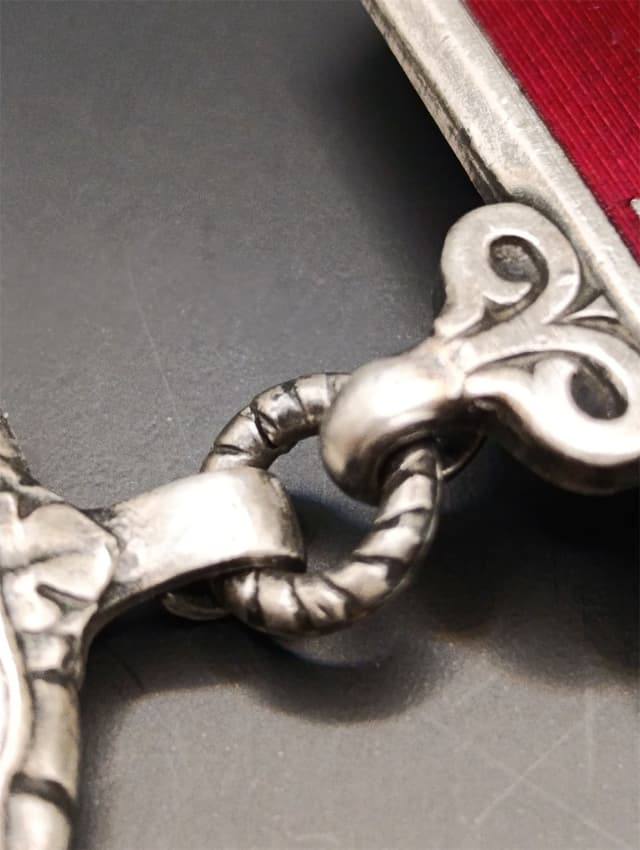 Połączenie medalu z baretką