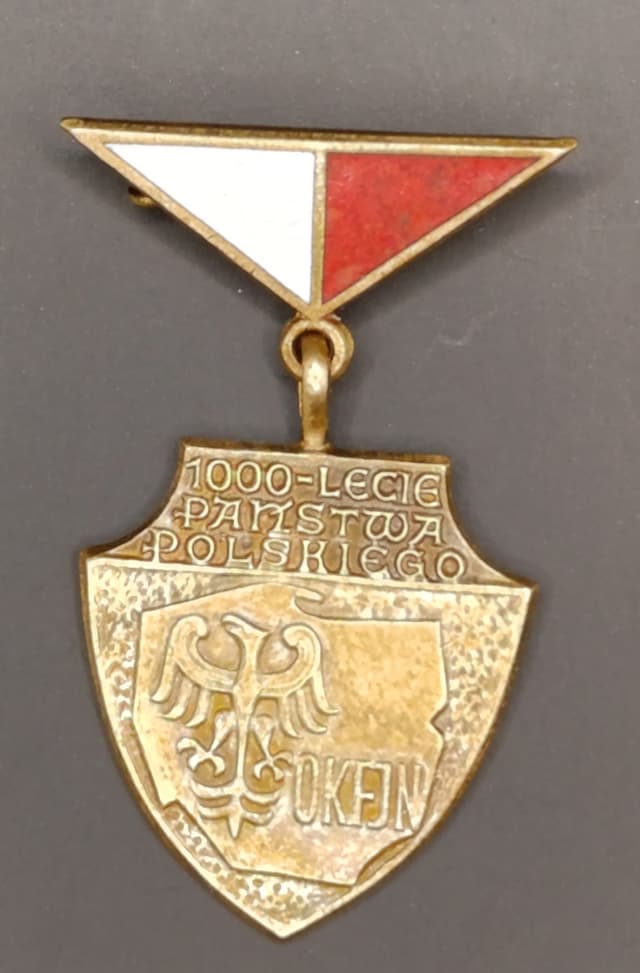 Odznaka 1000 lecia państwa polskiego (sztandarówka) awers