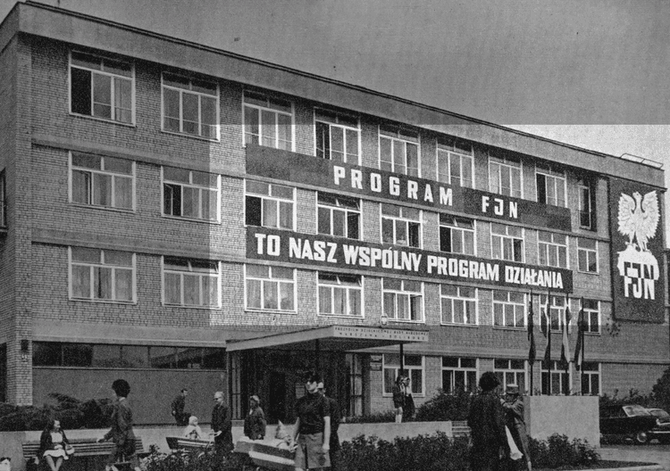 Budynek z propagandowym hasłem - źródło Wikipedia