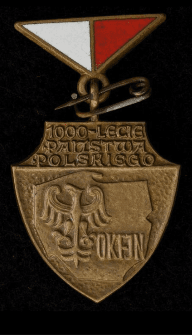 Odznaka 58mm x 48mm (sztandarówka) źródło muzeumcyfrowe.pl