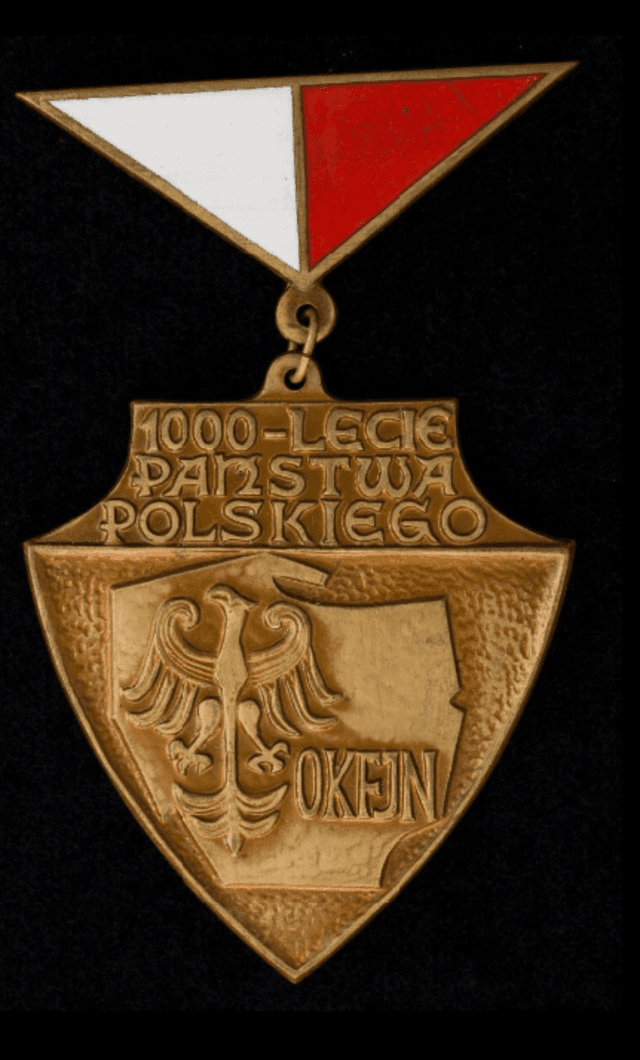 Odznaka 28mm x 22mm źródło muzeumcyfrowe.pl