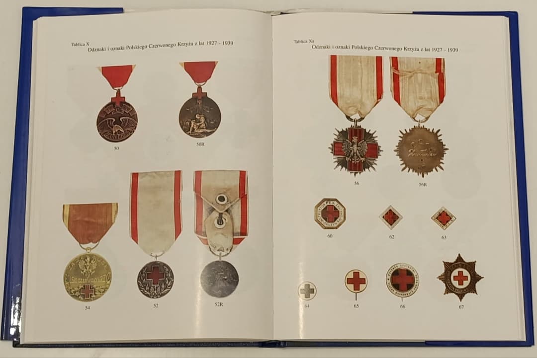 Przykładowa strona z książki Odznaki, oznaki i medale Polskiego Czerwonego Krzyża