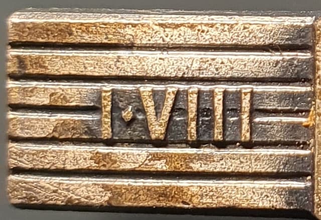 Miesiąc wybuchu powstania umieszczony na lewym ramieniu krzyża