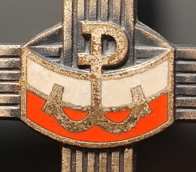 Symbol Polski Walczącej na tle biało czerwonej flagi