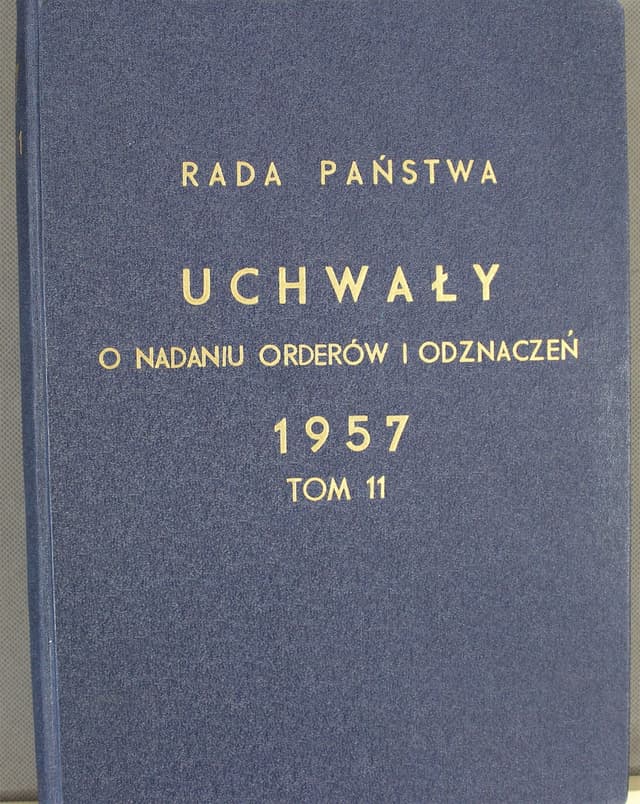 Książka zawierająca uchwały o odznaczeniach